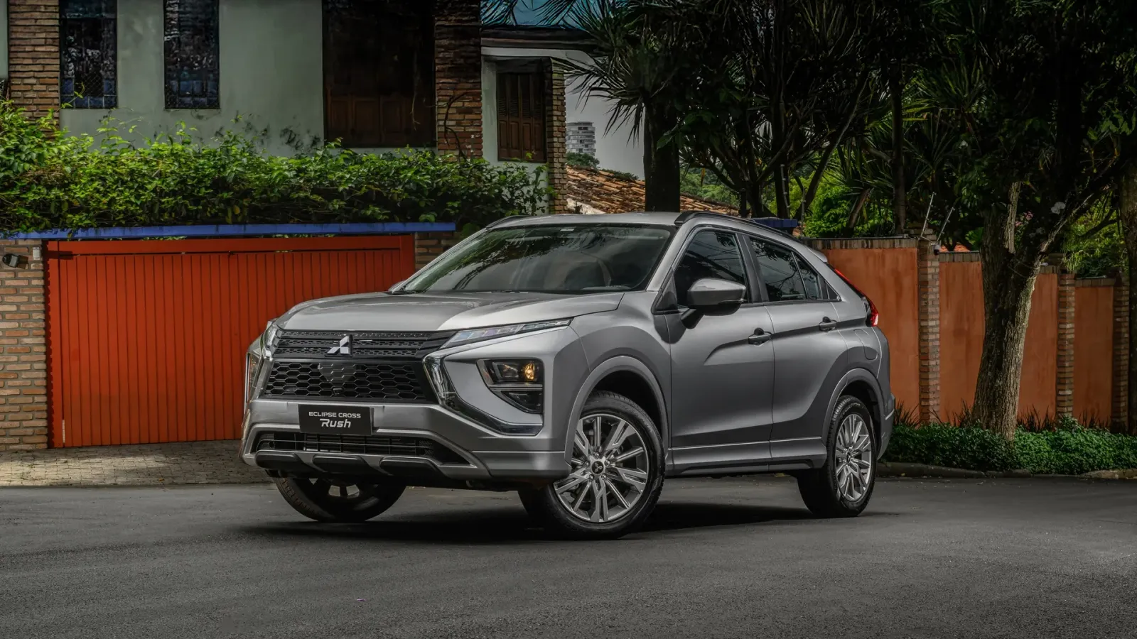 Mitsubishi Eclipse Cross Rush 1.5 Turbo Automático: de frente, em três quartos, pelo outro lado