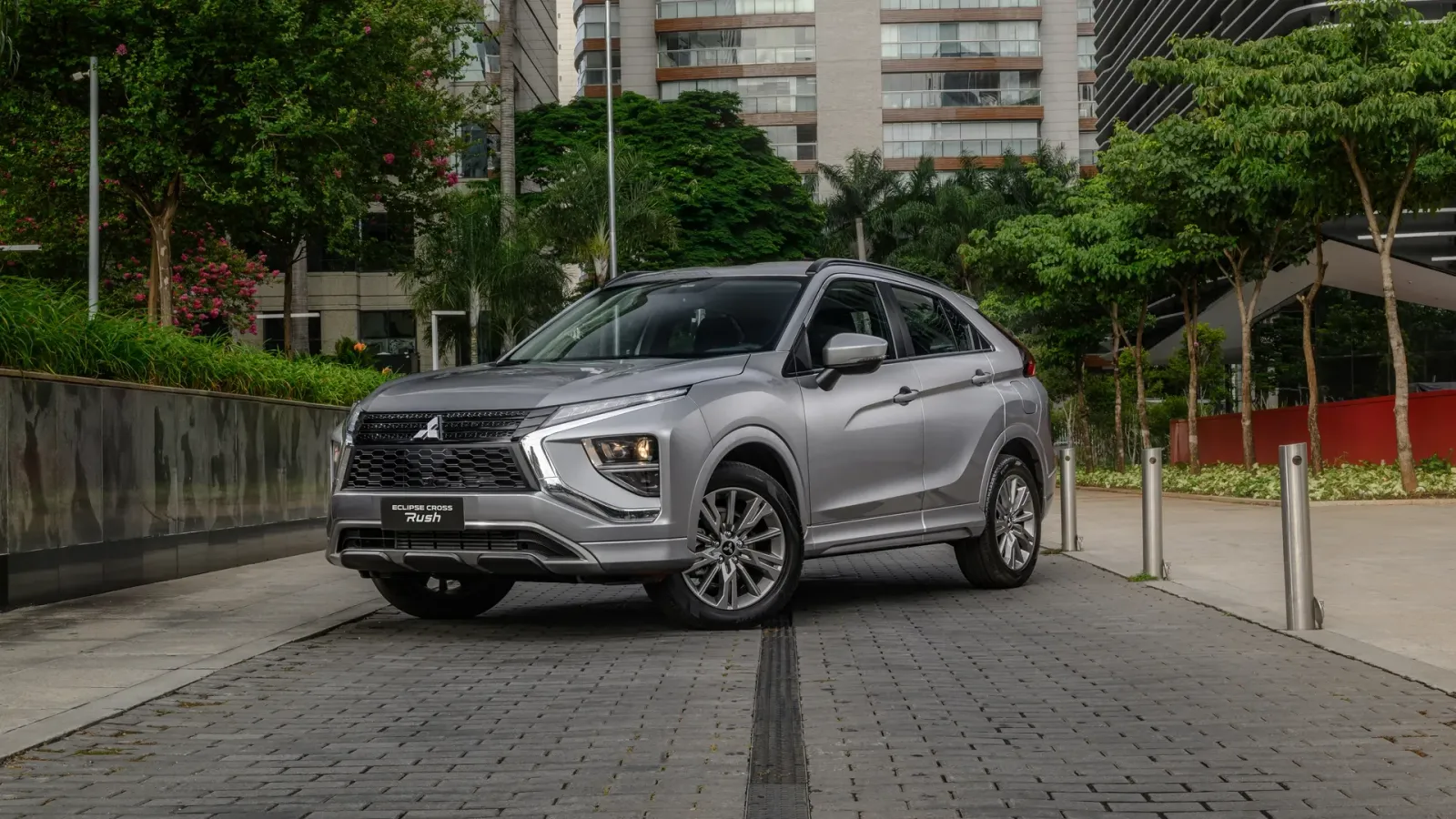 Mitsubishi Eclipse Cross Rush 1.5 Turbo Automático: de frente, em três quartos, numa rua de paralelepípedos
