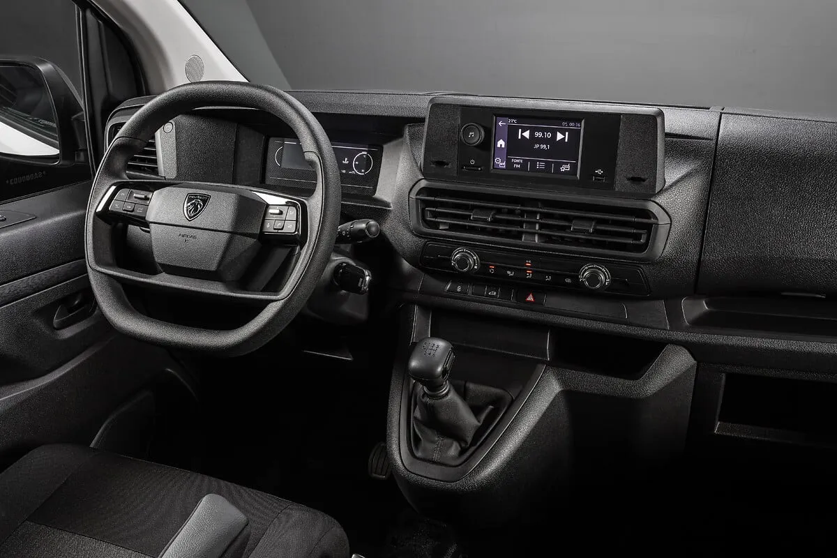 Peugeot Expert Cargo 2.2 Turbo Diesel Manual: posto do motorista: volante, quadro de instrumentos digital e rádio