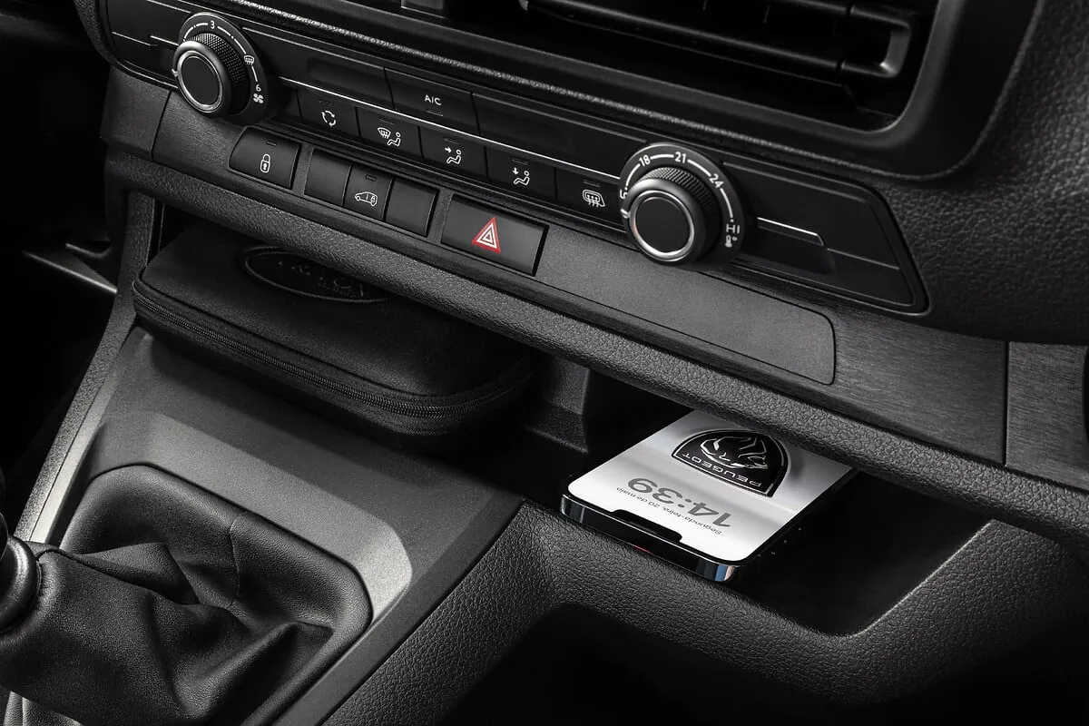 Peugeot Expert Cargo 2.2 Turbo Diesel Manual: porta-objetos acima da alavanca do câmbio