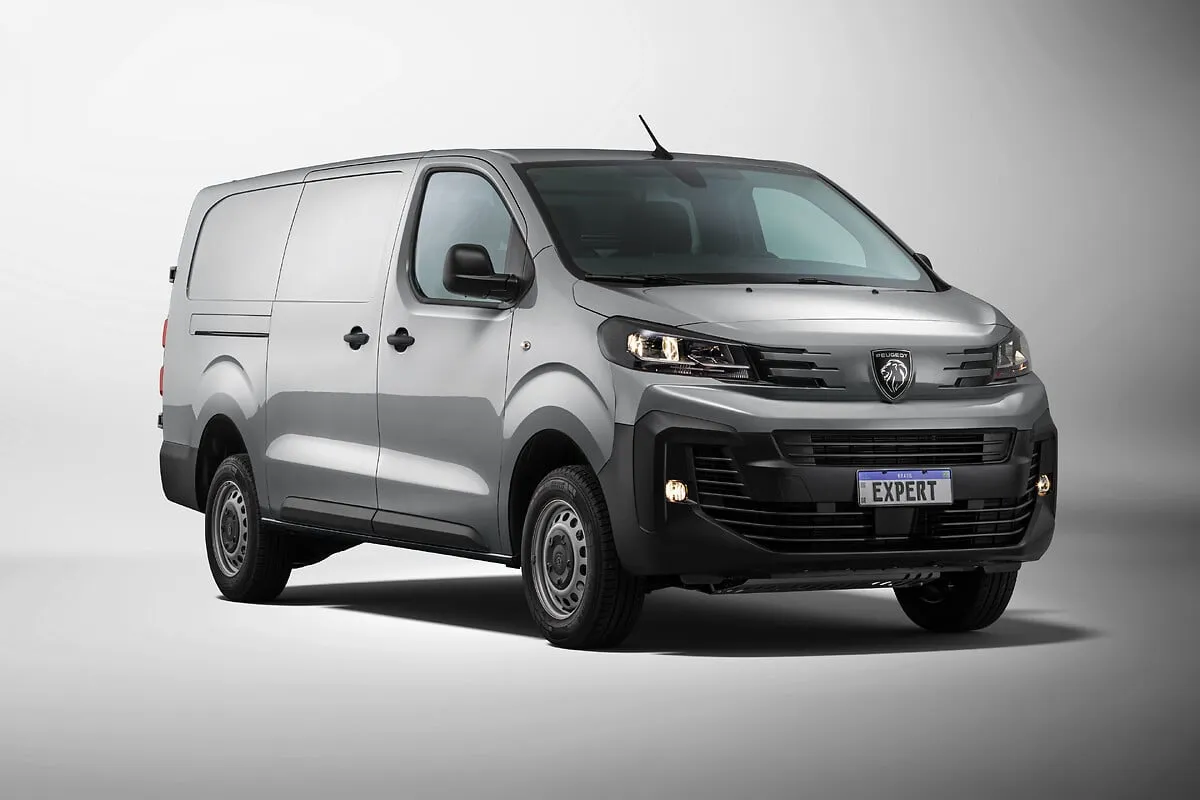 Peugeot Expert Cargo 2.2 Turbo Diesel Manual: três quartos de frente, na cor cinza