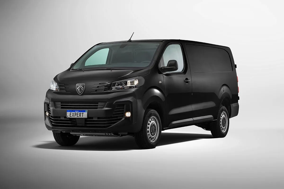 Peugeot Expert Cargo 2.2 Turbo Diesel Manual: três quartos de frente, na cor preta