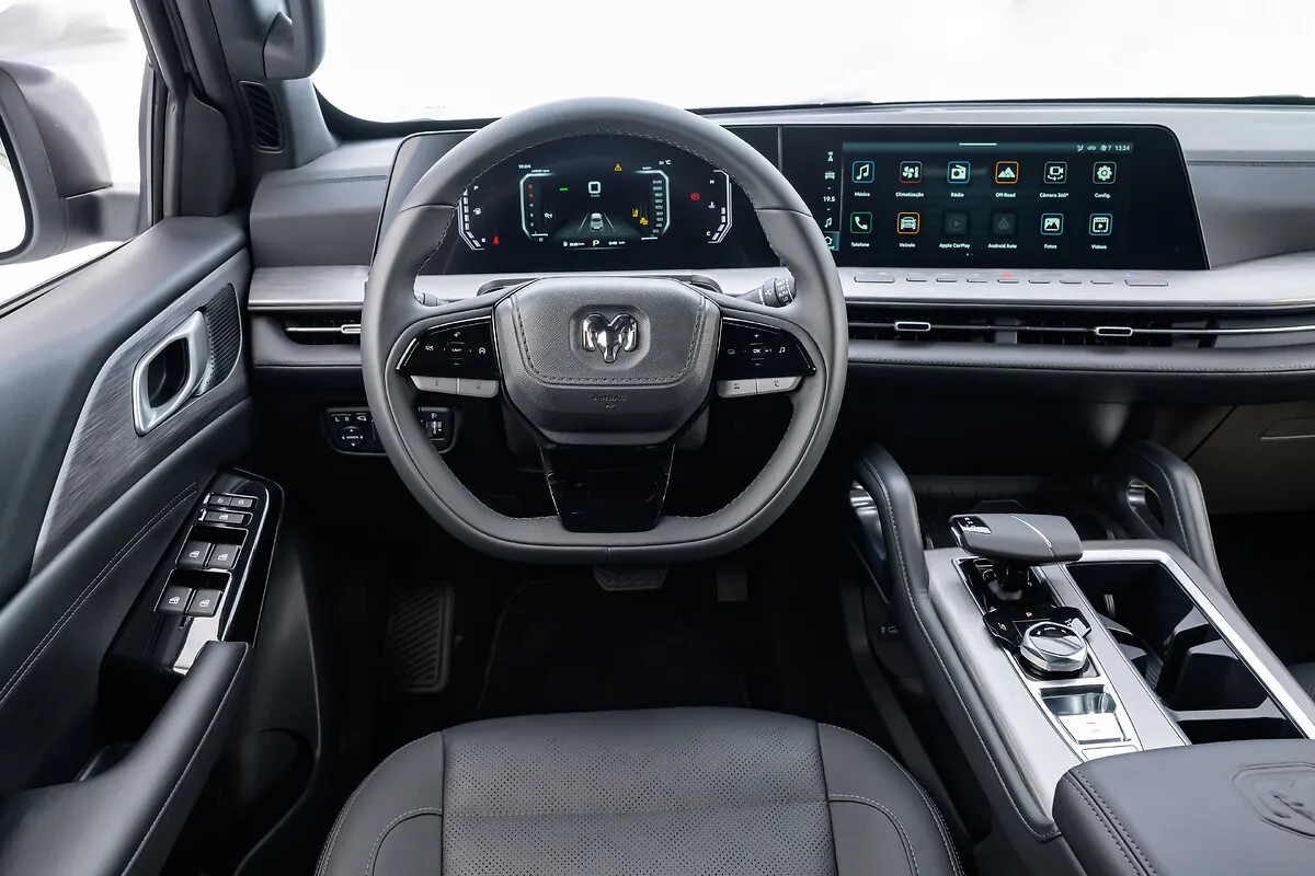 Posto do motorista: volante, quadro de instrumentos digital e central multimídia