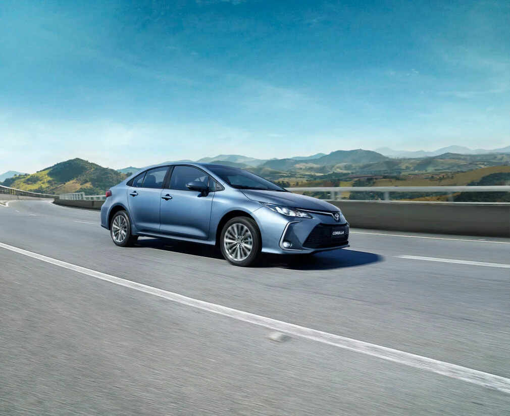 Toyota Corolla Altis Premium 2.0 Automático: de frente, em movimento