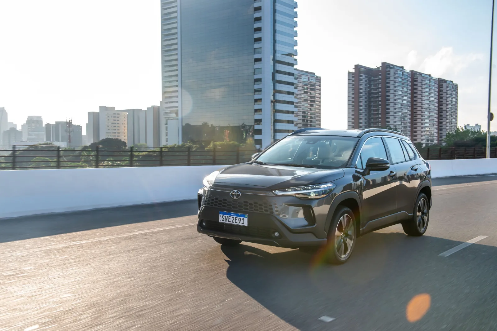 Toyota Corolla Cross XRX 2.0 Automático: de frente, em movimento