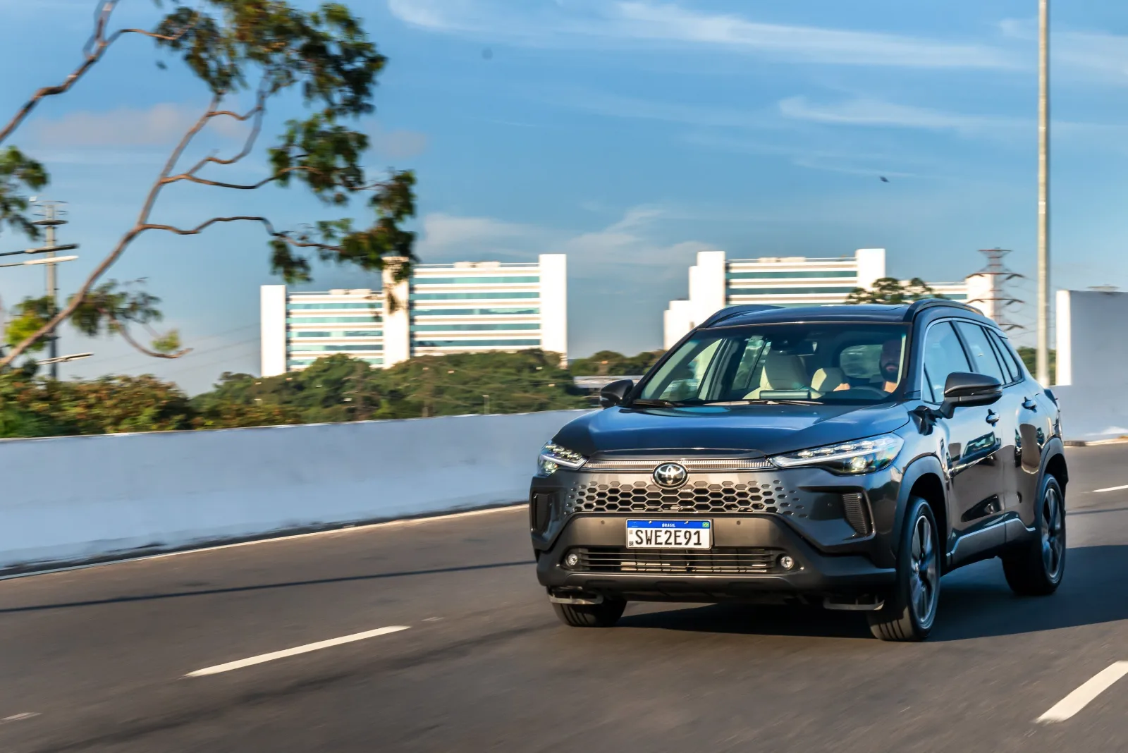 Toyota Corolla Cross XRX 2.0 Automático: de frente, em movimento