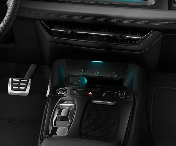 Console central do Audi Q6 e-tron com o seletor de marchas e o porta-objetos iluminado
