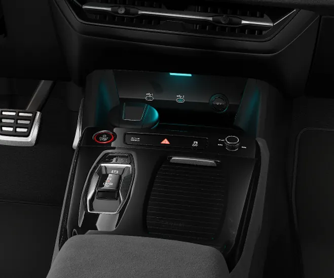 Console central do Audi SQ6 Sportback e-tron com o seletor de marcha e o botão de partida