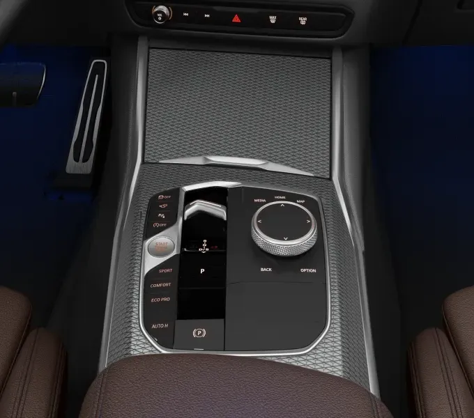 Console central da BMW 320i com os comandos e a iluminação ambiente