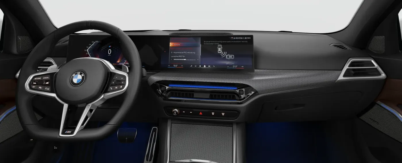 Painel da BMW 320i com a tela curva e o volante M Sport