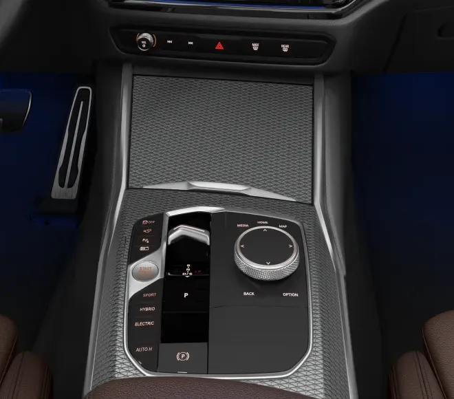 Console central da BMW 330e com os comandos e a iluminação ambiente