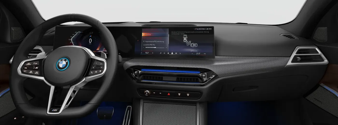 Painel da BMW 330e com a tela curva e o volante M Sport