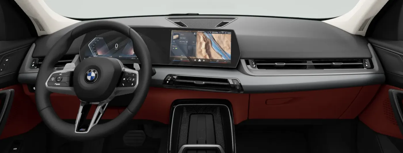 Painel da BMW X1 com a tela curva e o volante M Sport