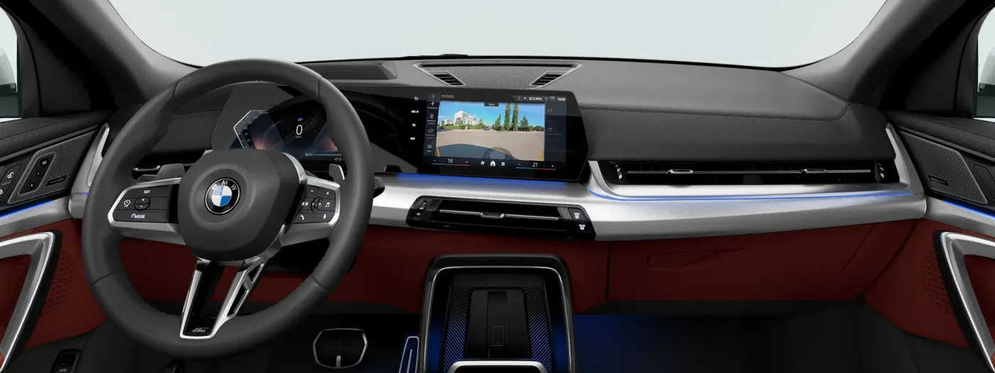 Painel da BMW X2 com a tela curva e o volante M Sport
