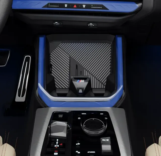 Console central da BMW X3 com os comandos e a iluminação ambiente