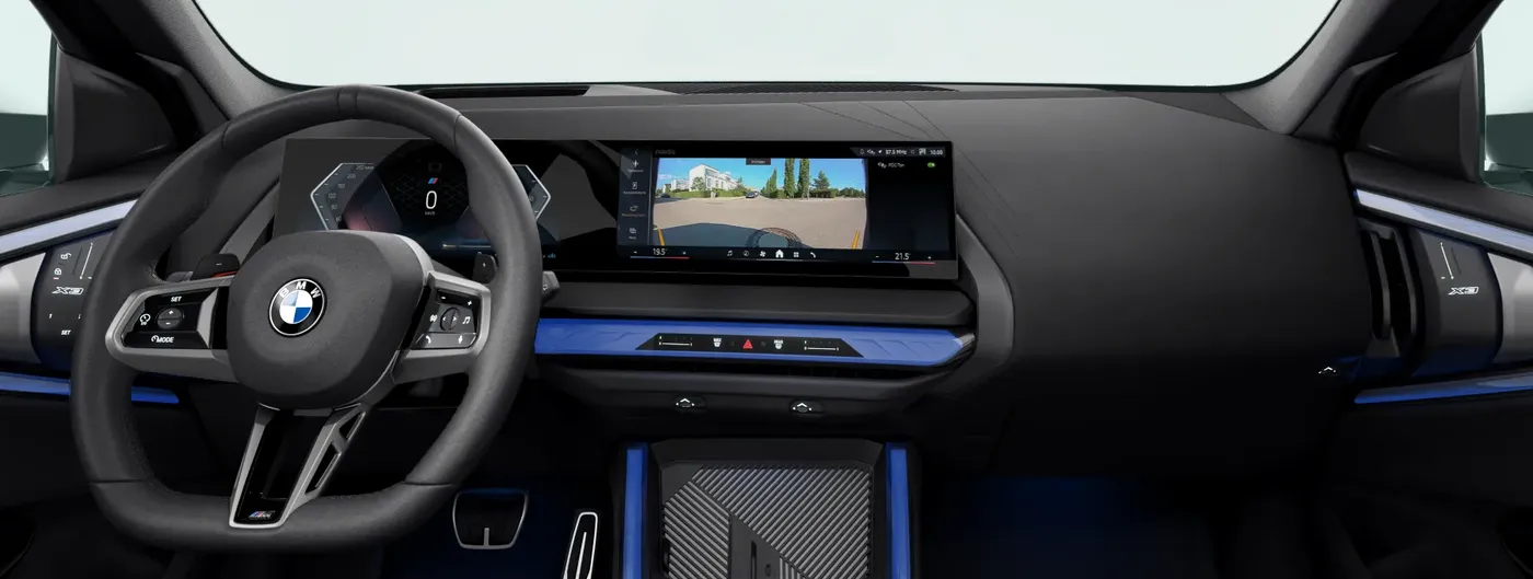 Painel da BMW X3 com as telas integradas e o volante M Sport