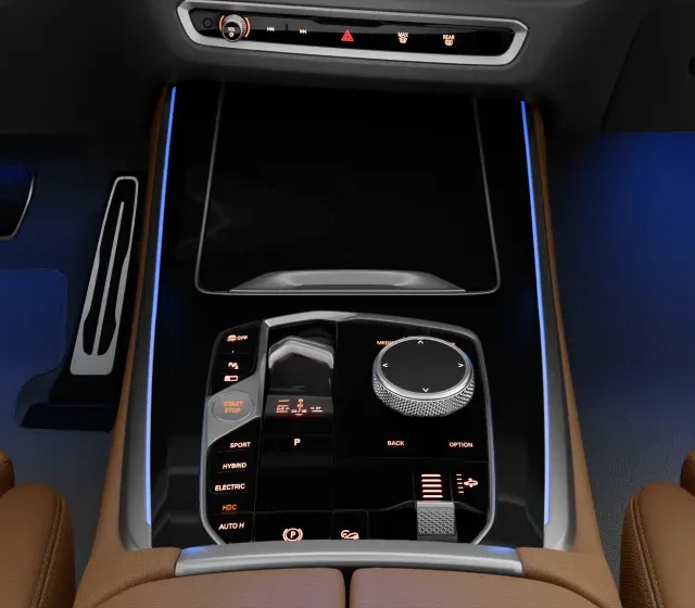 Console central da BMW X5 com os comandos e a iluminação ambiente