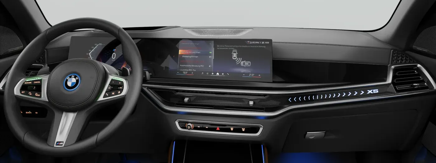 Painel da BMW X5 com a tela curva e o volante M Sport