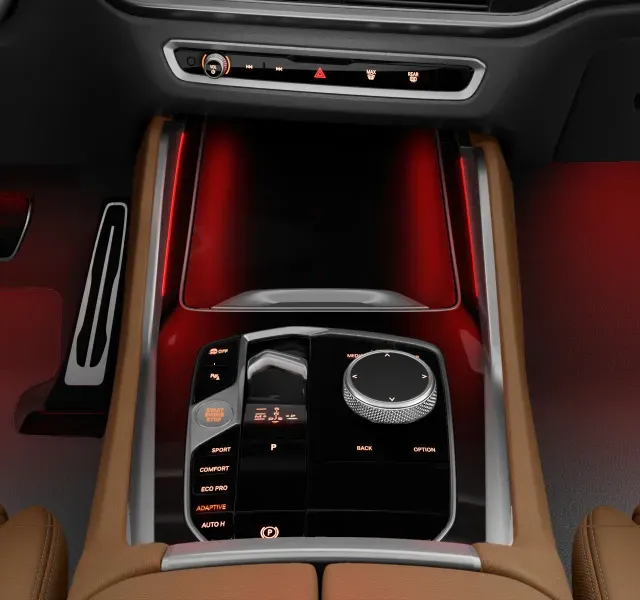 Console central da BMW X6 com os comandos e a iluminação ambiente