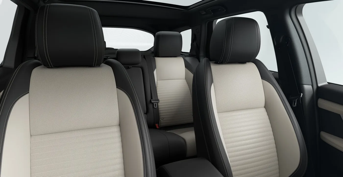 Bancos da Land Rover Discovery Sport no revestimento Light Oyster, com o teto panorâmico