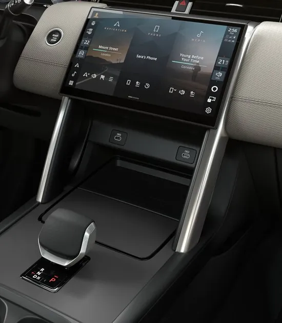 Console central da Land Rover Discovery Sport com a tela e o seletor de marchas