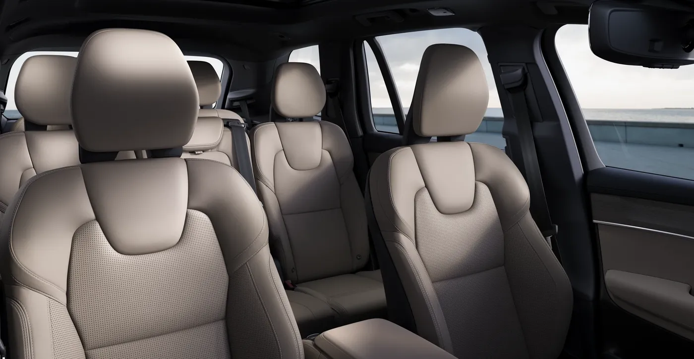 Bancos do Volvo XC90 em couro napa Cardamom, com o teto panorâmico