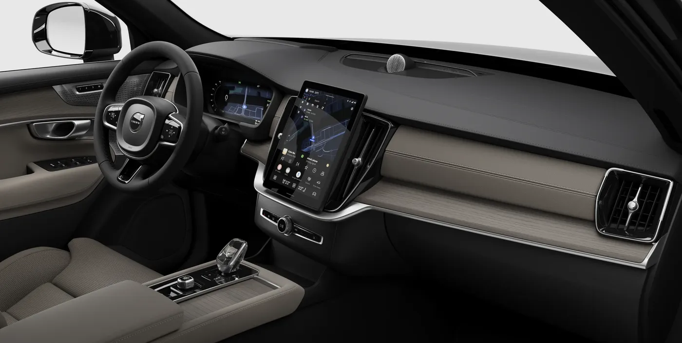 Painel do Volvo XC90 com a tela central vertical e o revestimento Cardamom