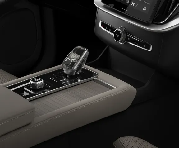 Seletor de marchas em cristal da Orrefors no console do Volvo XC90